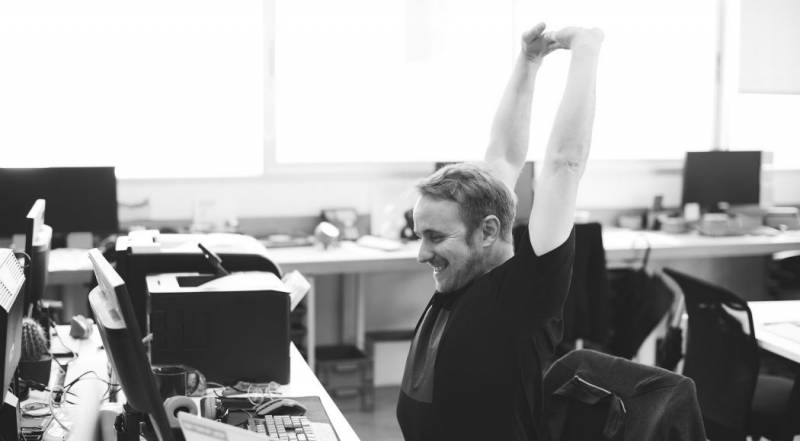 des exercices d'assouplissement pour prévenir la sédentarité au bureau en Île de France